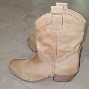 KEB Italian ankle boots.